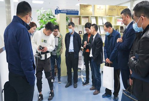 Nhóm nghiên cứu của Trung tâm nghiên cứu quốc gia về hỗ trợ kỹ thuật phục hồi...