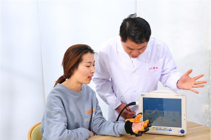 Găng tay kích thích cho bệnh nhân đột quỵ