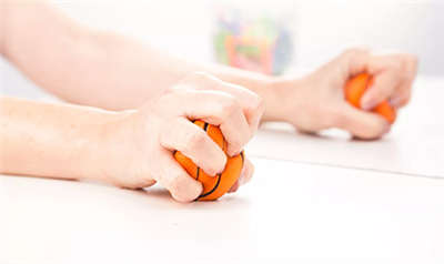 Huấn luyện hộp gương cho những người sống sót sau đột quỵ
